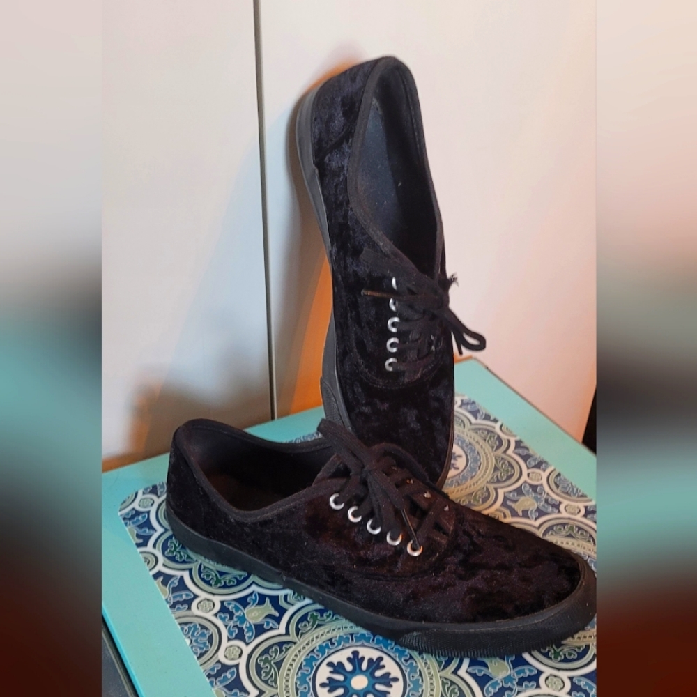 Black velvet Mossimo tennis shoes